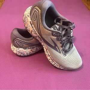 Brooks Ghost 14 Women’s size 9 color light purple/lavender limited edition color